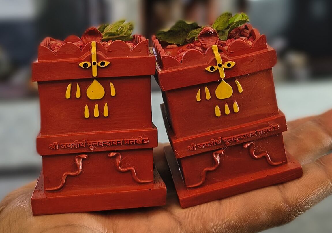 Shri Jayatheertharu ( Moola Brundavana replica ) – 2.5 Inch